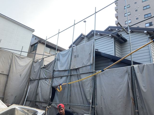 木造2階建て切り離し解体工事(東京都荒川区東日暮里)　工事中の様子です。